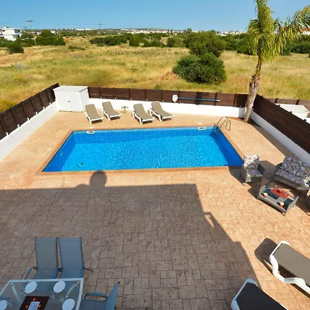 Villa Nissi Ourania *